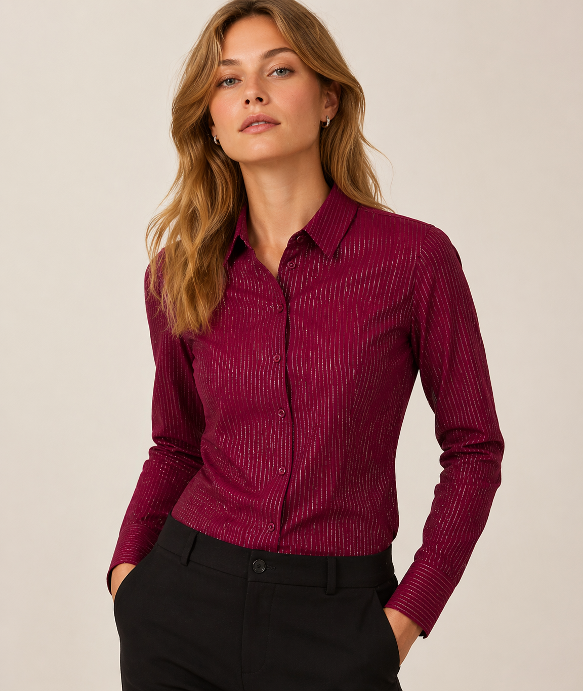 O bluză elegantă de culoare burgund, cu guler