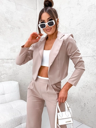 Un set elegant de sacou și pantaloni în nuanță de bej
