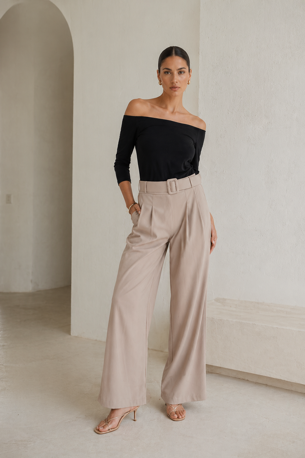 Pantaloni pentru femei de culoare bej deschis, cu croi larg