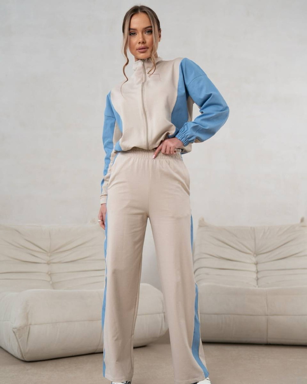 Un set elegant de trening de culoare bej – hanorac cu fermoar și pantaloni cu talie înaltă