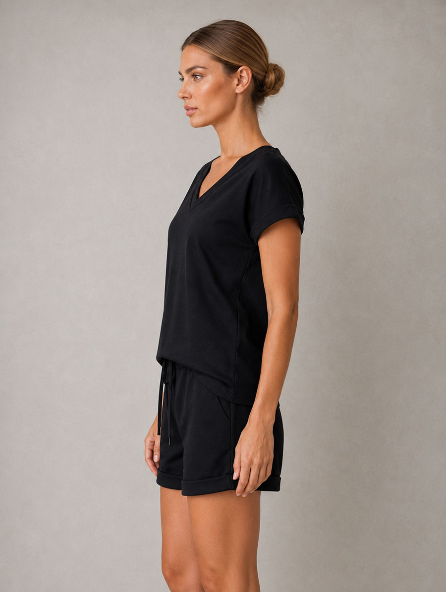 Set negru format din un tricou cu mâneci răsucite și pantaloni scurți