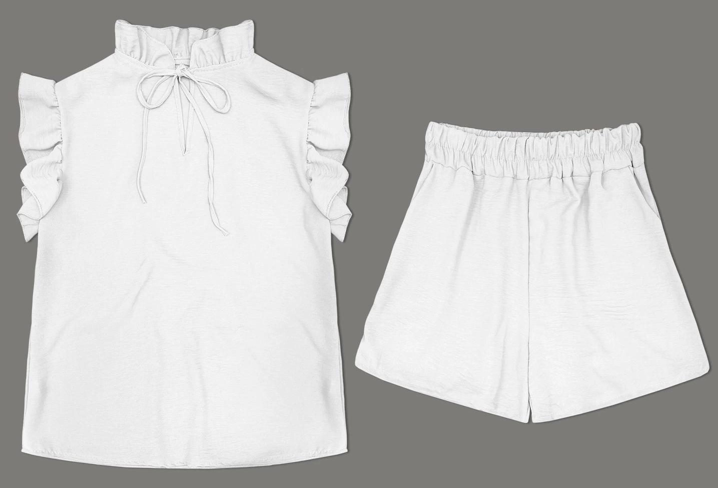 Set de vară compus dintr-o bluză cu volane și pantaloni scurți largi, de culoare albă