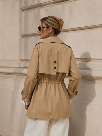 Trench scurt, de culoare bej închis, cu manșete decorative și șnur la talie