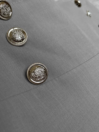 Pantaloni eleganți gri pentru femei, cu nasturi aurii