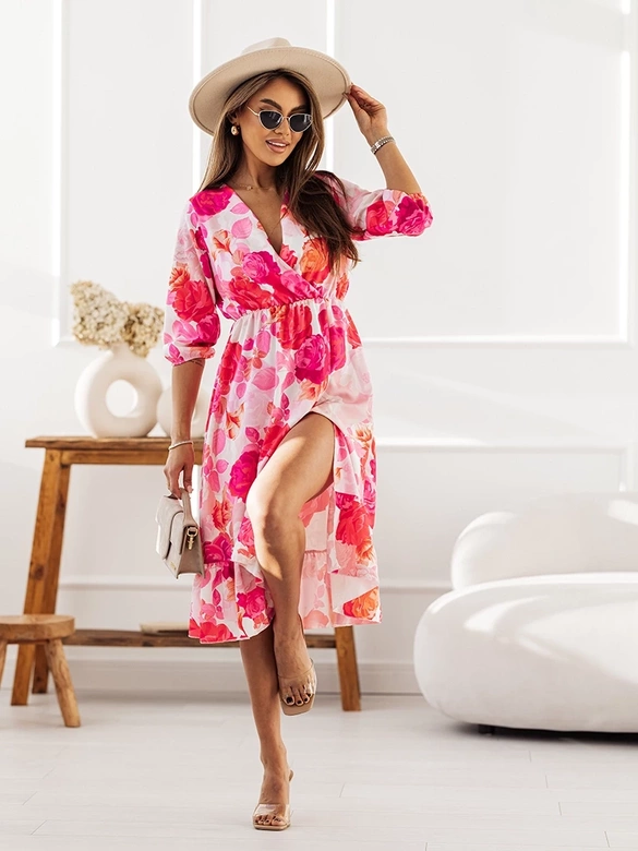 Rochie midi roz cu decupaj în partea de jos
