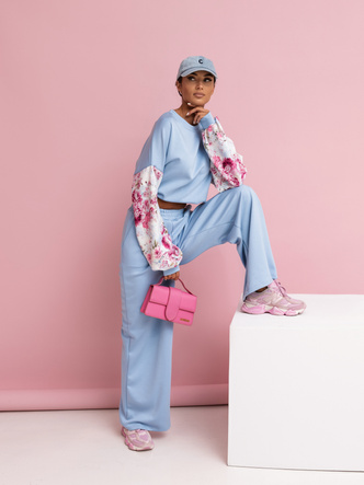 Un set casual confortabil pentru femei, compus din pantaloni largi și un hanorac lejer, de culoare albastră