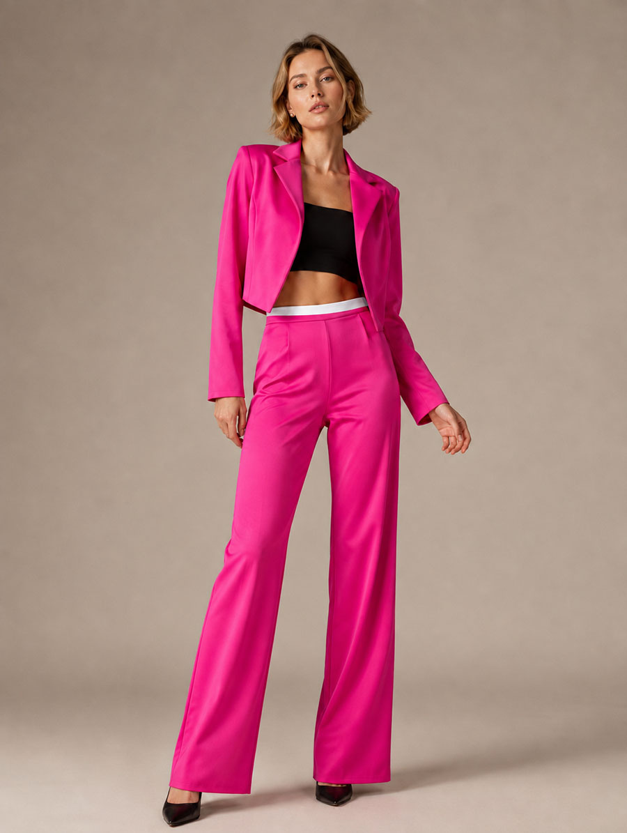 Un set elegant format din sacou și pantaloni de culoare fucsia