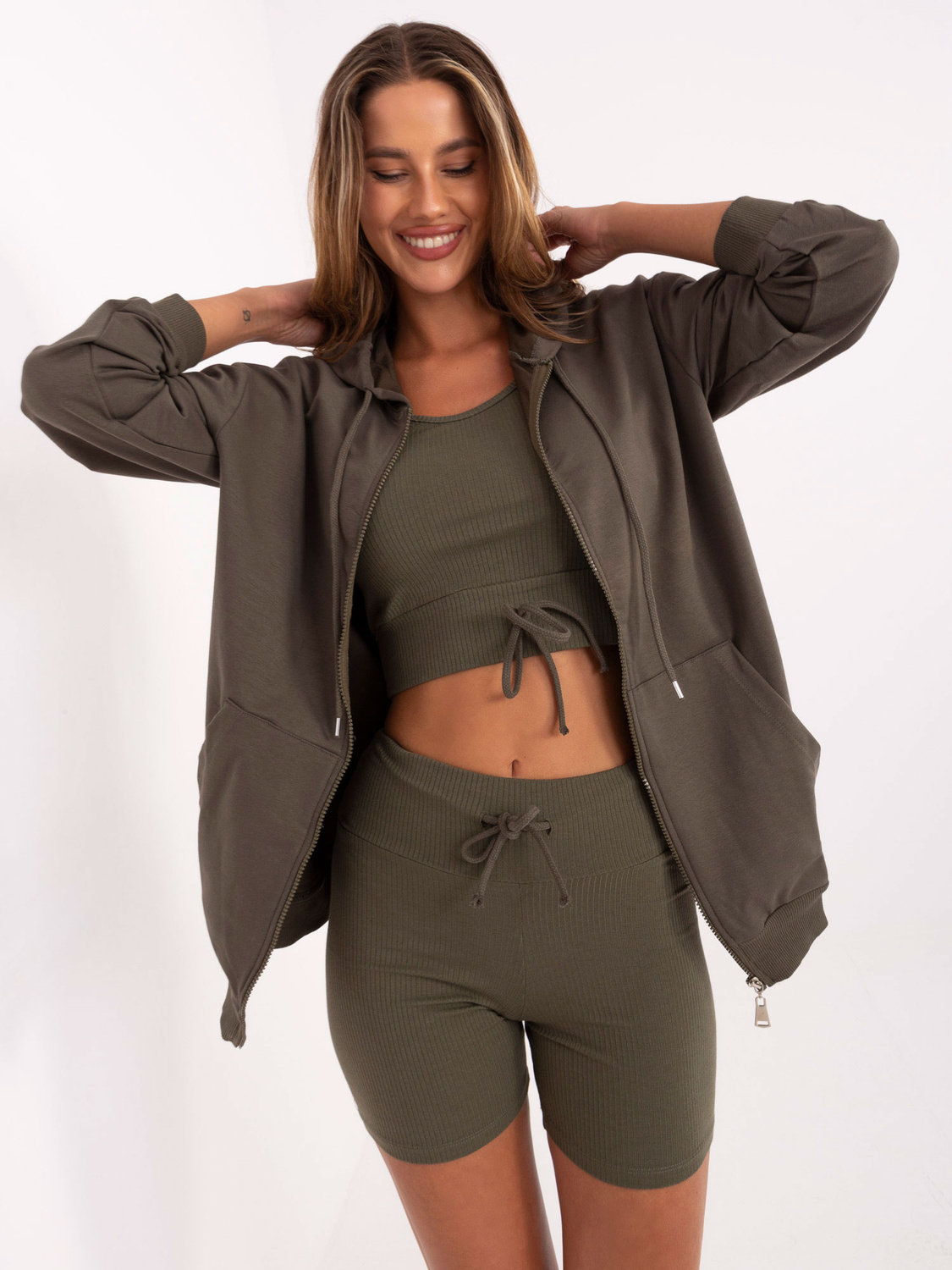 Set sportiv de culoare kaki: hanorac + top + pantaloni scurți