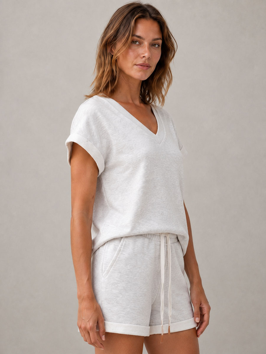Set compus din un tricou cu mâneci răsucite și pantaloni scurți bej melanj