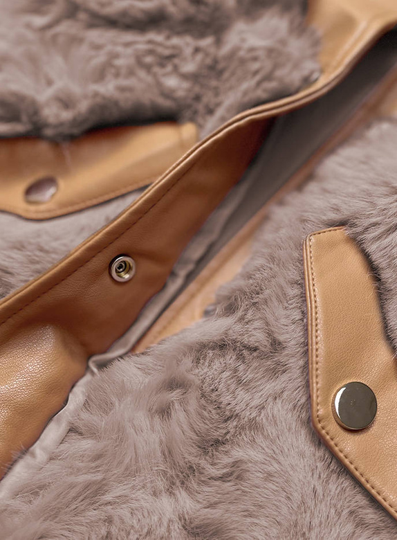 O vestă elegantă pentru femei, de culoare bej-caramel, din piele ecologică și blană