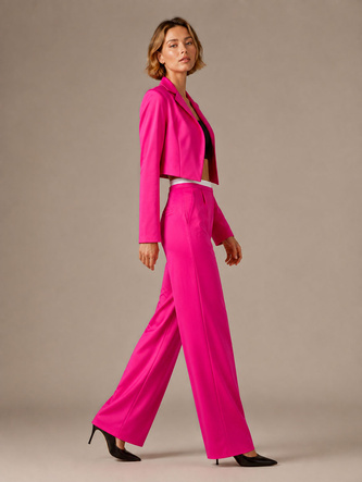 Un set elegant format din sacou și pantaloni de culoare fucsia