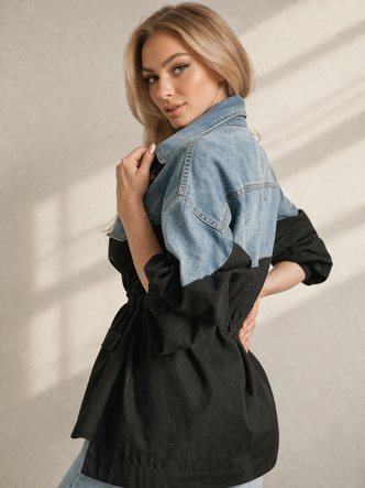 Jachetă lejeră din denim, realizată din materiale combinate, în nuanțe de albastru și negru