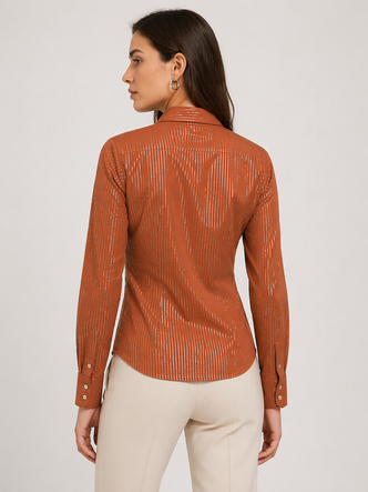 O bluză elegantă de culoare caramel, cu guler