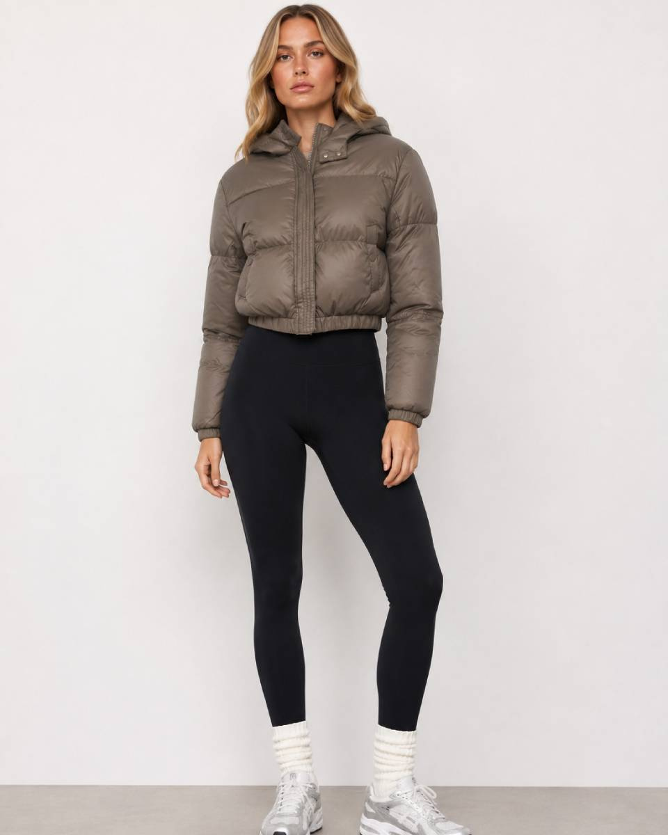 Jachetă scurtă de iarnă tip puffer, de culoare gri-bej, cu glugă