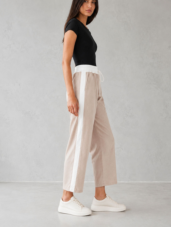 Pantaloni pentru femei de culoare bej închis, cu croi larg