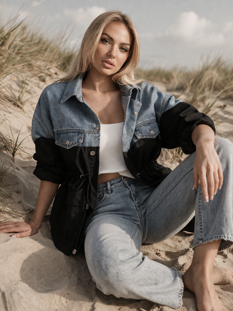 Jachetă lejeră din denim, realizată din materiale combinate, în nuanțe de albastru și negru