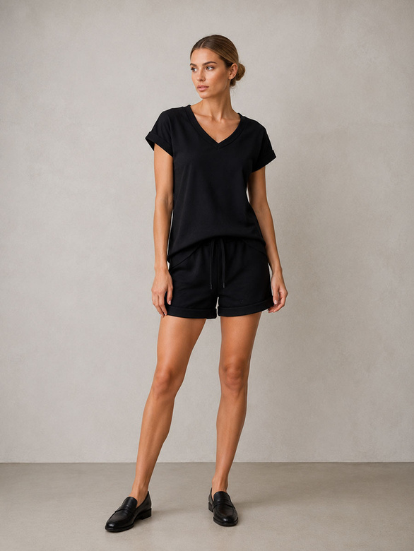 Set negru format din un tricou cu mâneci răsucite și pantaloni scurți