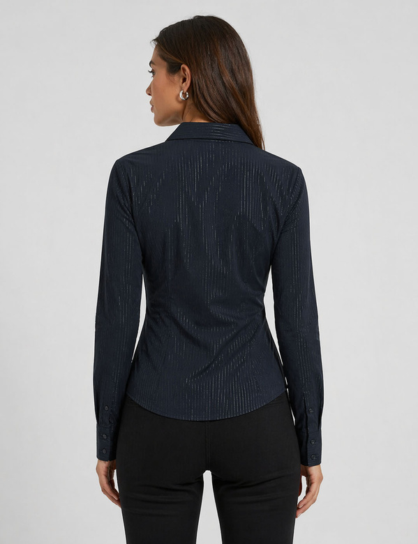 O bluză elegantă, de culoare bleumarin, cu guler