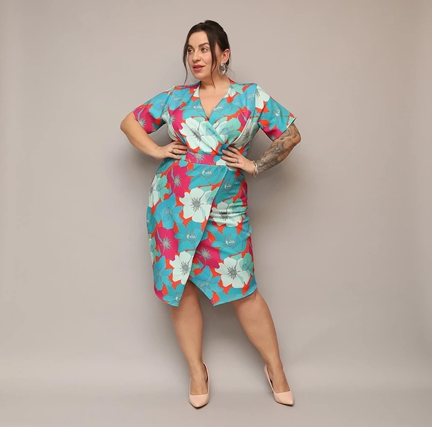 Rochie plus size cu decolteu tip plic, cu flori verzi și portocalii