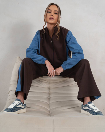 Un set elegant de trening în nuanțe de ciocolată – hanorac cu fermoar și pantaloni cu talie înaltă