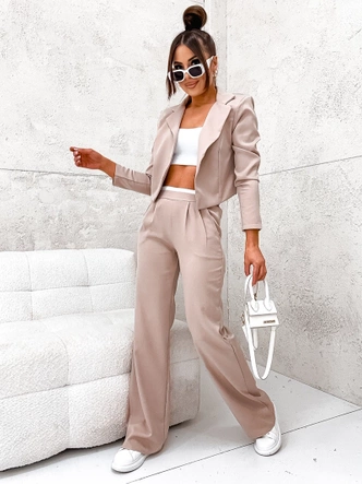 Un set elegant de sacou și pantaloni în nuanță de bej