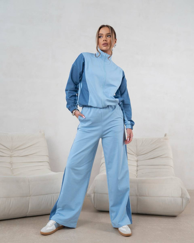 Un set elegant de trening albastru – hanorac cu fermoar și pantaloni cu talie înaltă