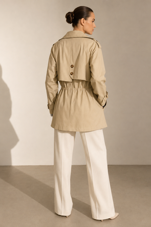 Trench scurt, de culoare bej deschis, cu manșete decorative și șnur la talie