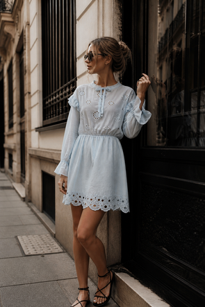Rochie scurtă din bumbac, brodată, cu mâneci lungi, de culoare albastru deschis