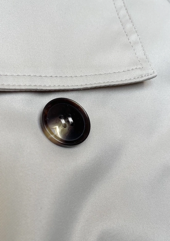 Un trench scurt, de culoare bej deschis