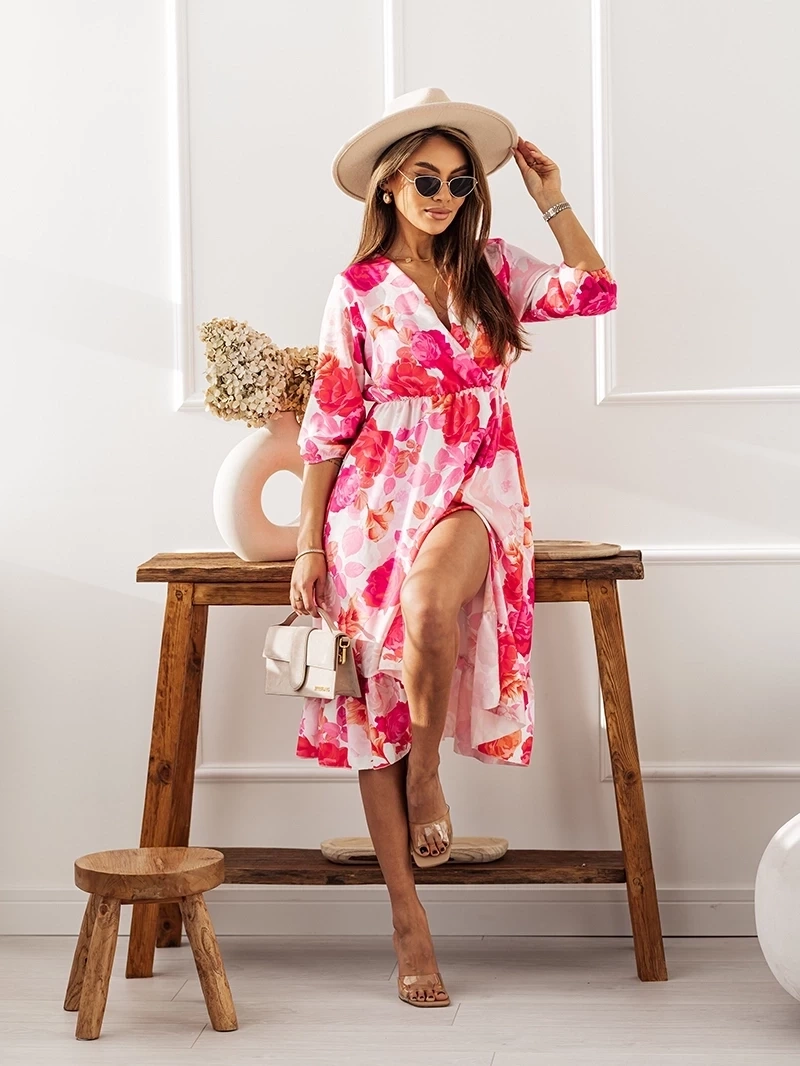 Rochie midi roz cu decupaj în partea de jos