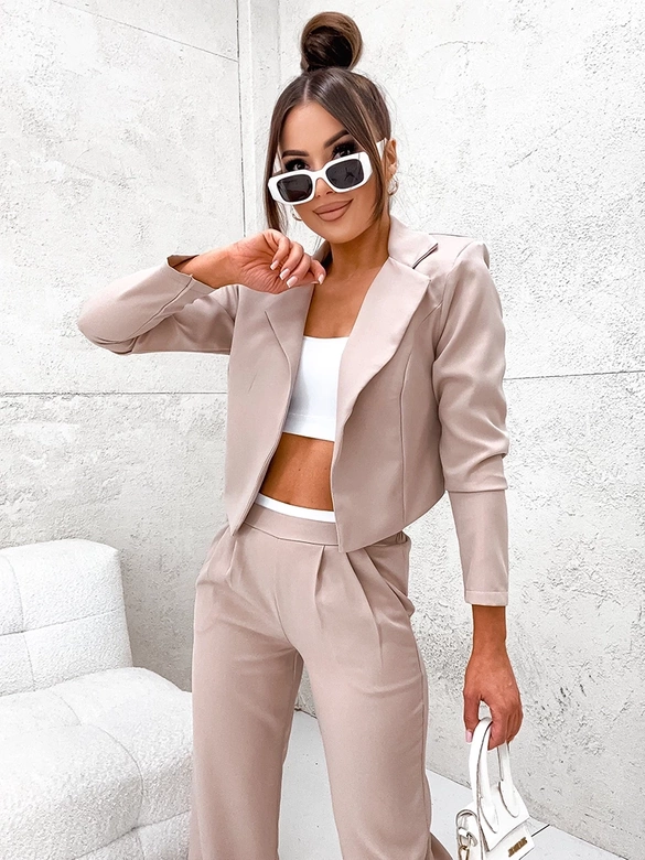 Un set elegant de sacou și pantaloni în nuanță de bej