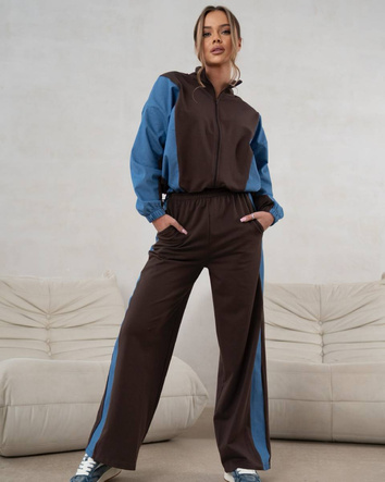 Un set elegant de trening în nuanțe de ciocolată – hanorac cu fermoar și pantaloni cu talie înaltă