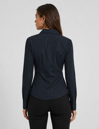 O bluză elegantă, de culoare bleumarin, cu guler