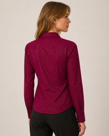 O bluză elegantă de culoare burgund, cu guler