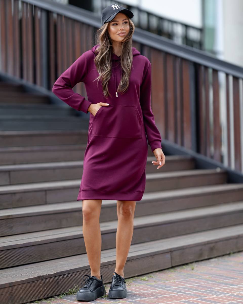 Rochie basic de culoare burgund, deasupra genunchilor