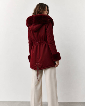 O parka de iarnă călduroasă, de culoare burgund, cu blană și glugă