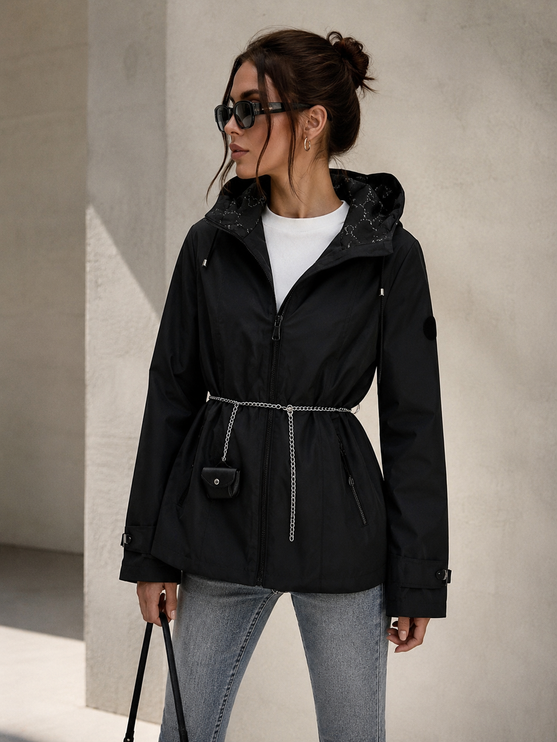 Jachetă neagră cu lanț decorativ și căptușeală ornamentală