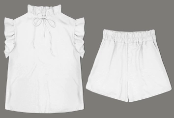 Set de vară compus dintr-o bluză cu volane și pantaloni scurți largi, de culoare albă