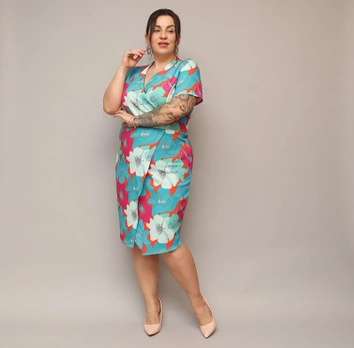 Rochie plus size cu decolteu tip plic, cu flori verzi și portocalii