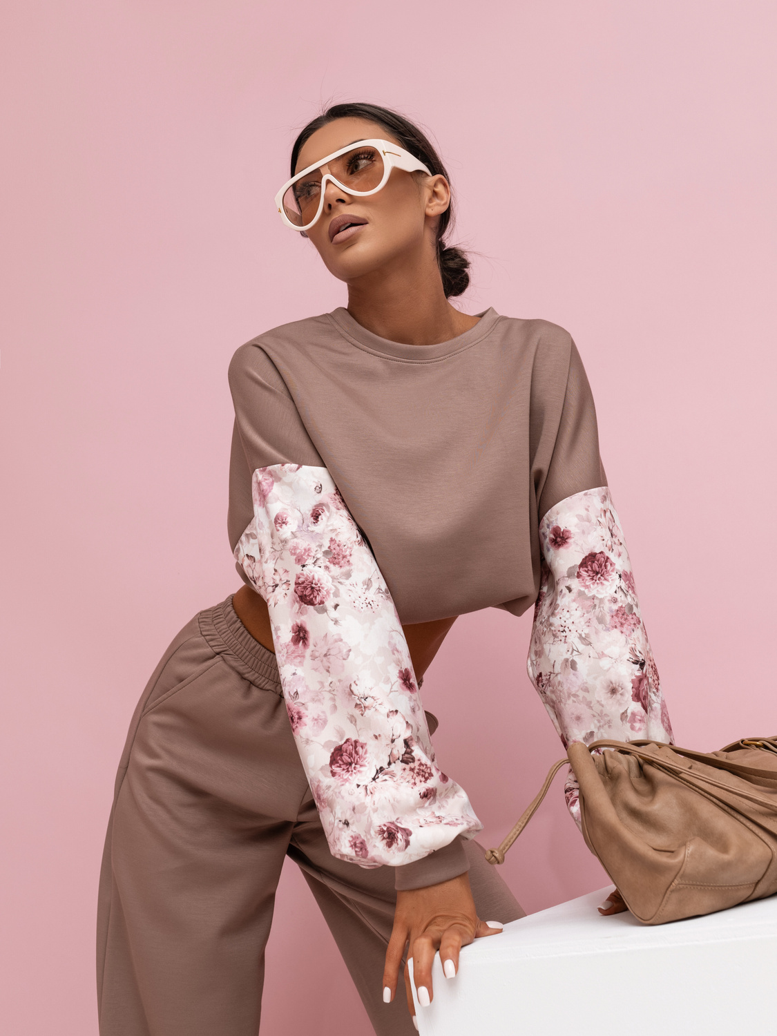 Un set casual confortabil pentru femei, compus din pantaloni largi și un hanorac lejer de culoare cappuccino