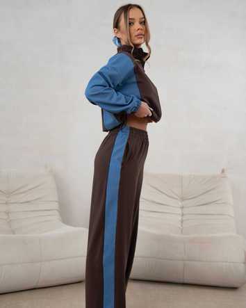 Un set elegant de trening în nuanțe de ciocolată – hanorac cu fermoar și pantaloni cu talie înaltă