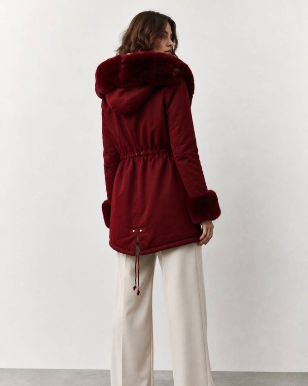 O parka de iarnă călduroasă, de culoare burgund, cu blană și glugă