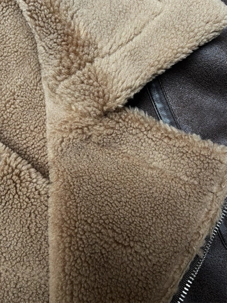 O haină elegantă din blană de oaie, de culoare maro, cu guler confortabil