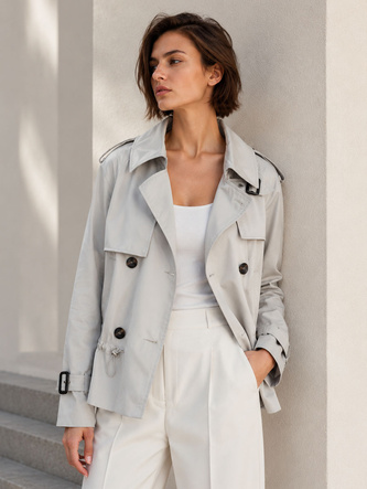 Un trench scurt, de culoare bej deschis