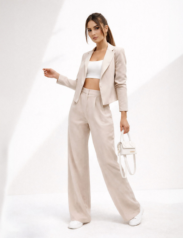 Un set elegant de sacou și pantaloni în nuanță de bej